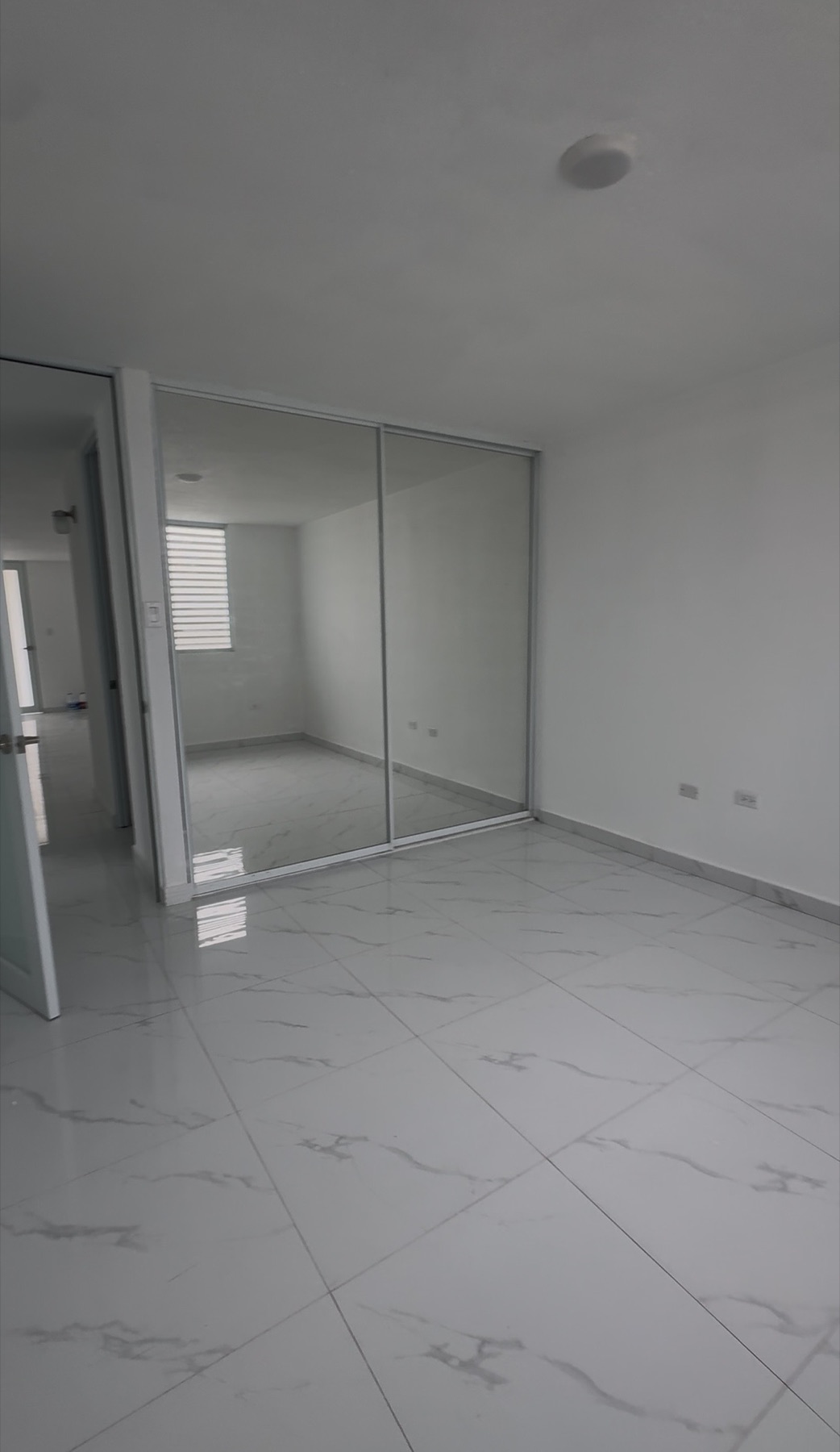 Habitación remodelada con clóset