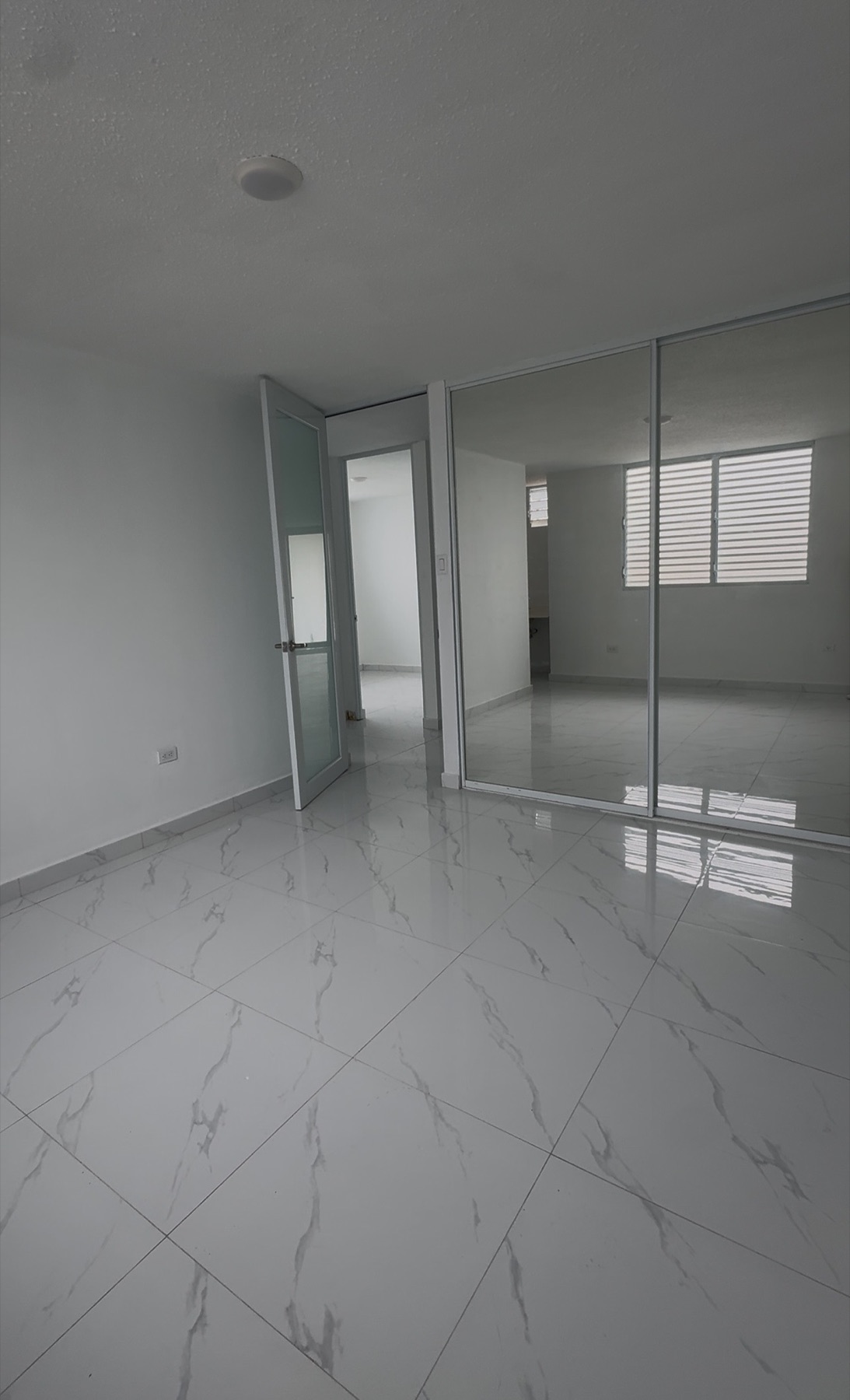 Habitación con puertas de clóset en espejo