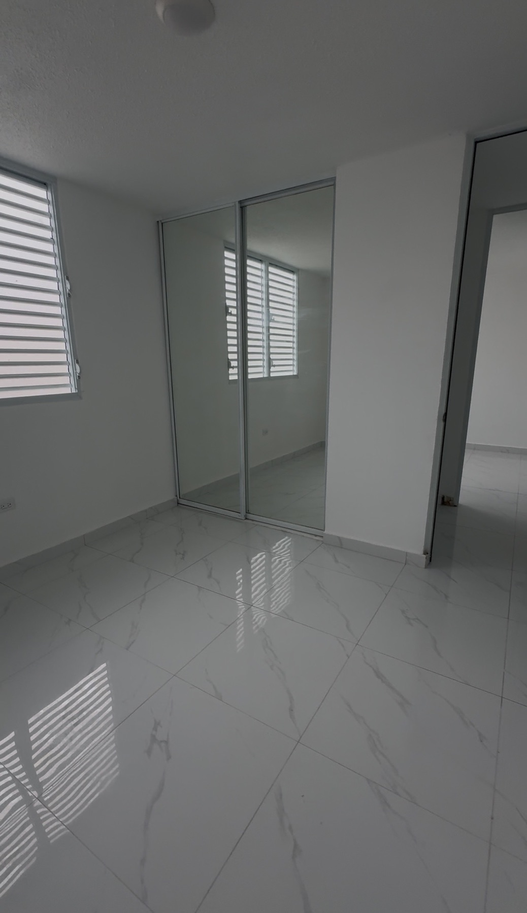 Segunda vista de habitación con clóset