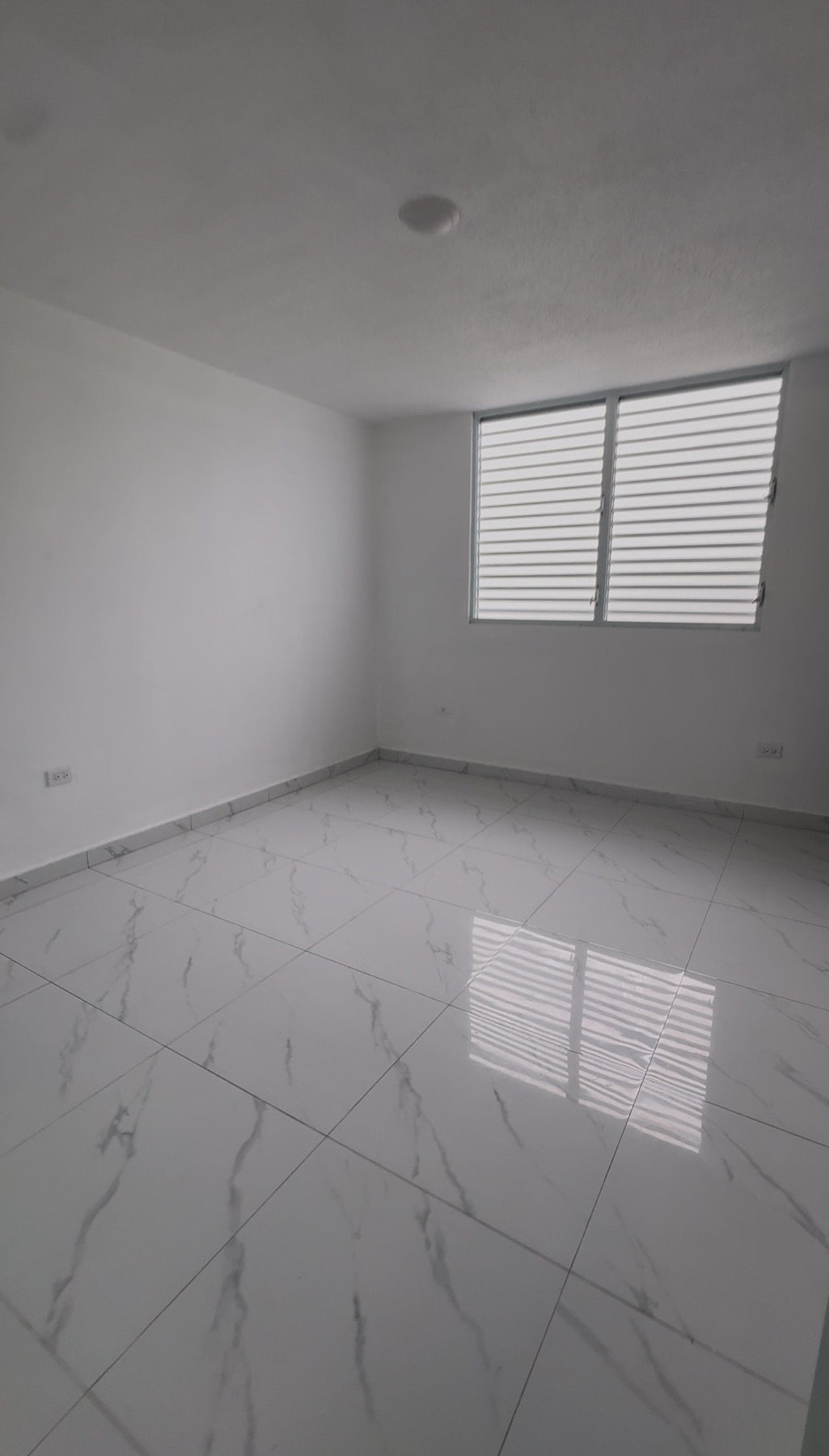 Habitación remodelada con ventana