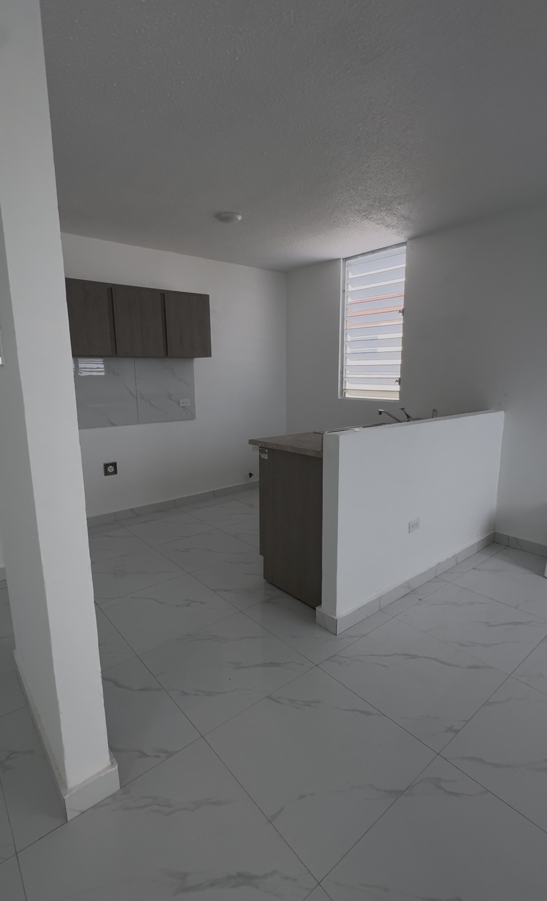 Vista amplia de la cocina remodelada
